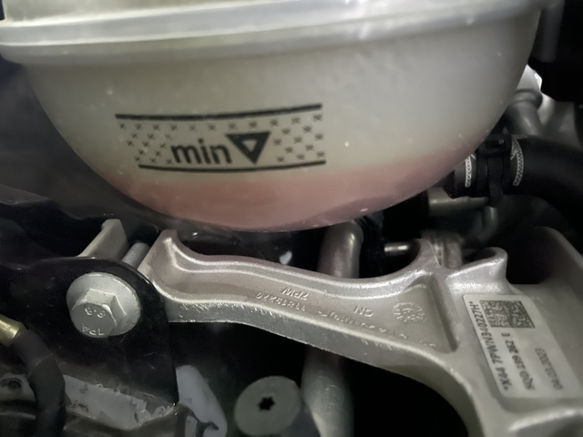 23款迈腾烧防冻液迈腾330豪华，6000公里发现防冻液低于最低刻度线3毫米左