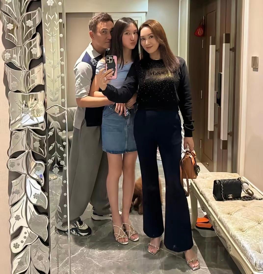 57岁郭可盈和老公女儿一起外出购物，庆祝和老公林文龙拍拖31周年。她穿着一身名牌