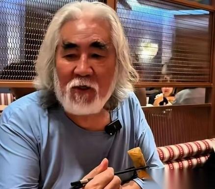 “一股老年味，走路慢”，妻子这话一出，73岁的张纪中果断刮掉蓄了30年的胡子，还