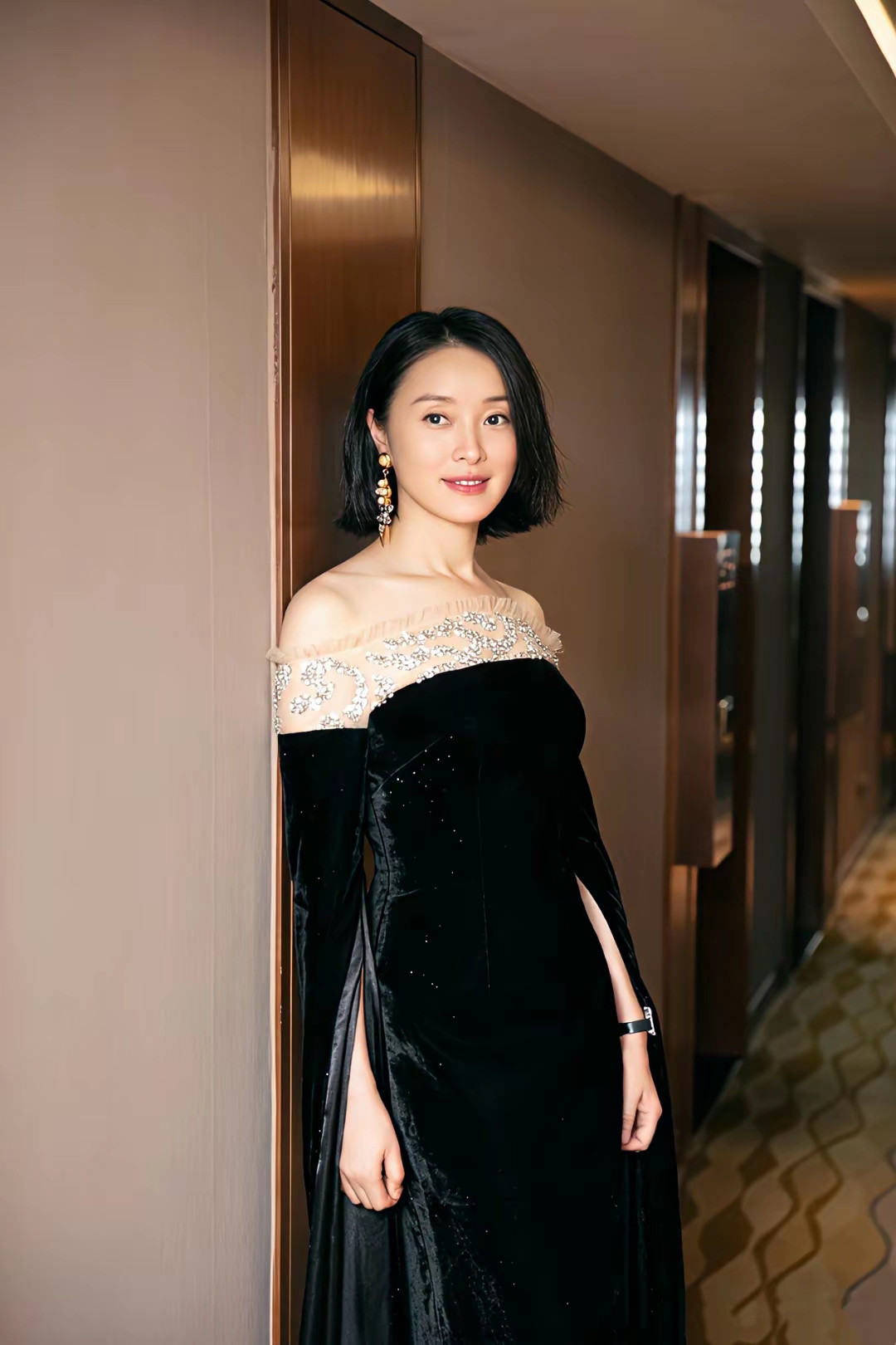 吴越，都53了，上海大房子、上海户口全现成的，偏偏放话说：老了不去上海待着，搬杭州去！一开始大伙还纳