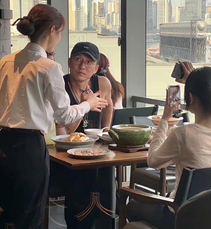 网友吃饭偶遇一线明星！颜值好能打，本人比镜头里还要帅。​​​