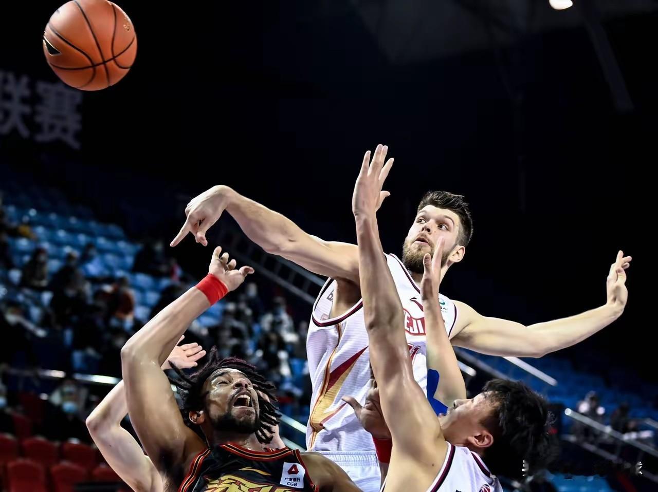 又是“仇人”变队友，单场50分18板打爆广东的拉科塞维奇要来广东了！根据姓名