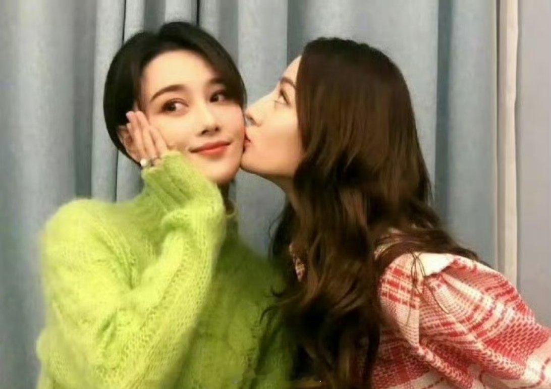 哇哦，迪丽热巴给张馨予的舞台剧送花篮啦，两个人合作过一次，过了这么久，感情还这么