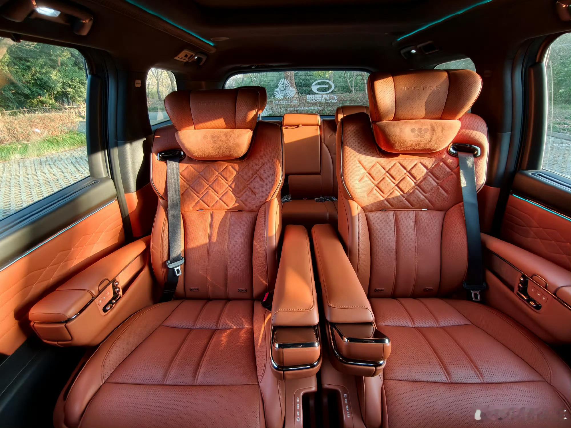 这传祺向往M8太适合全家出行了！空间够大，一家老小坐着都宽敞，外观还这么大气，