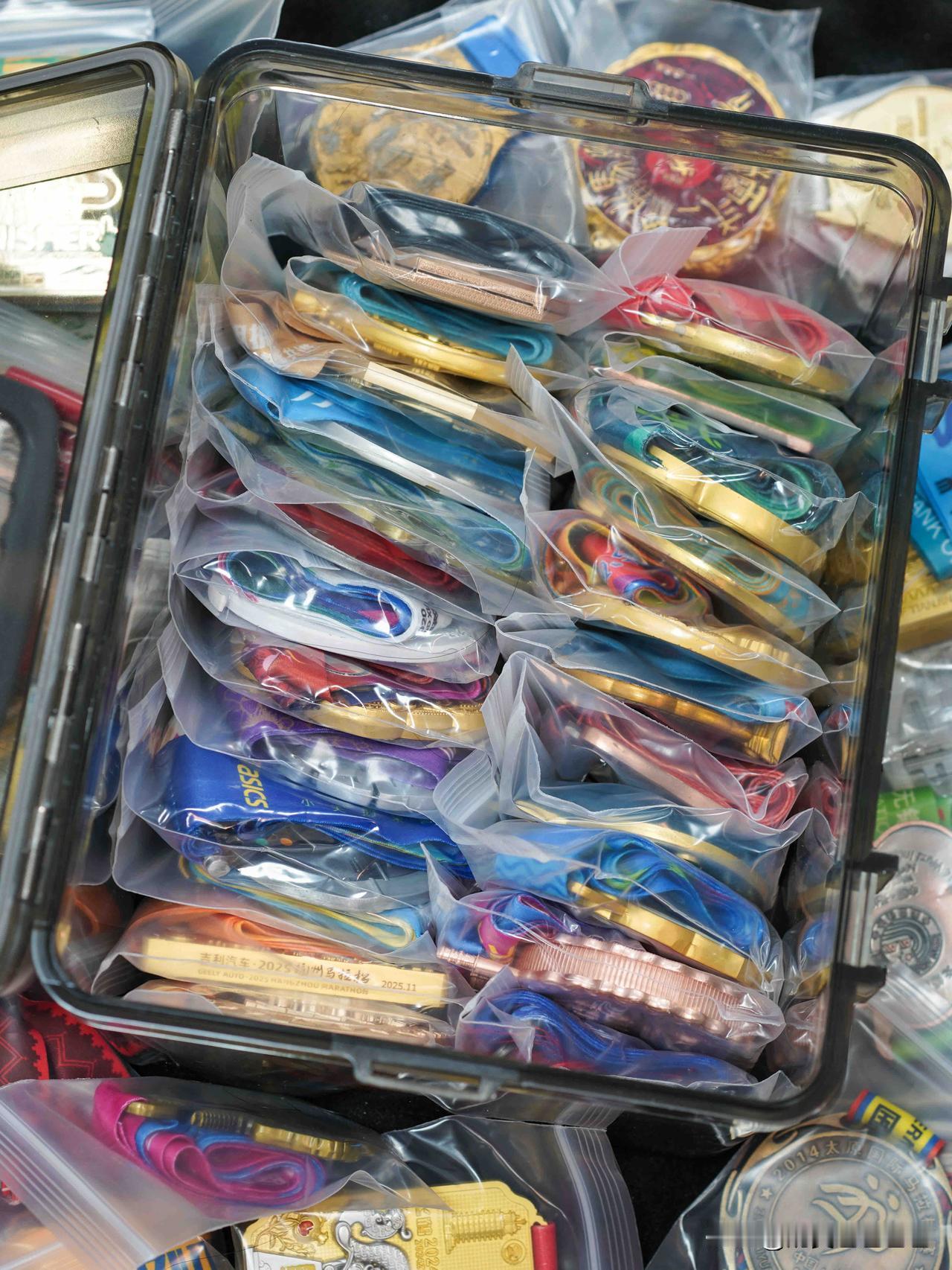 马拉松完赛纪念牌的最佳收纳归宿，塑封袋+防潮箱。这些年的牌子越做越大/厚，