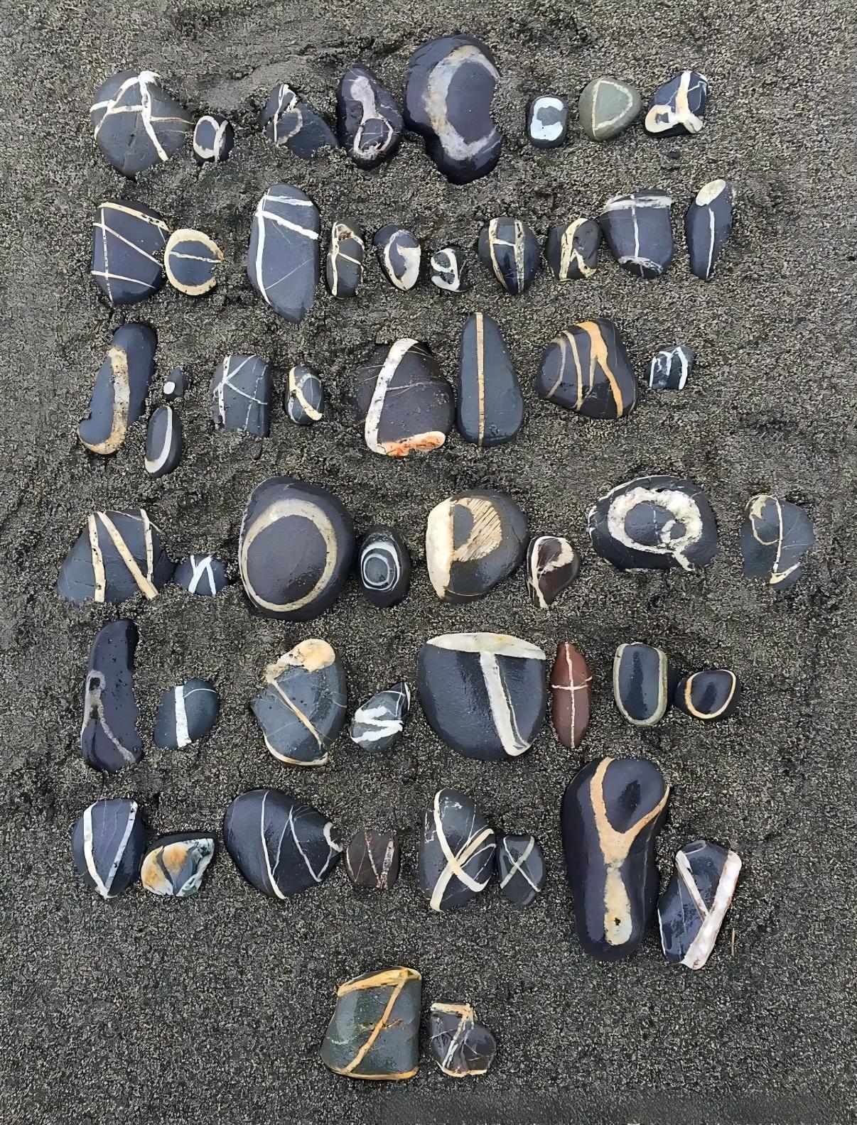 英国艺术家莫莉·蒙哥马利在海滩上收集的天然岩石：集齐了一套字母表，竟然还区分了大