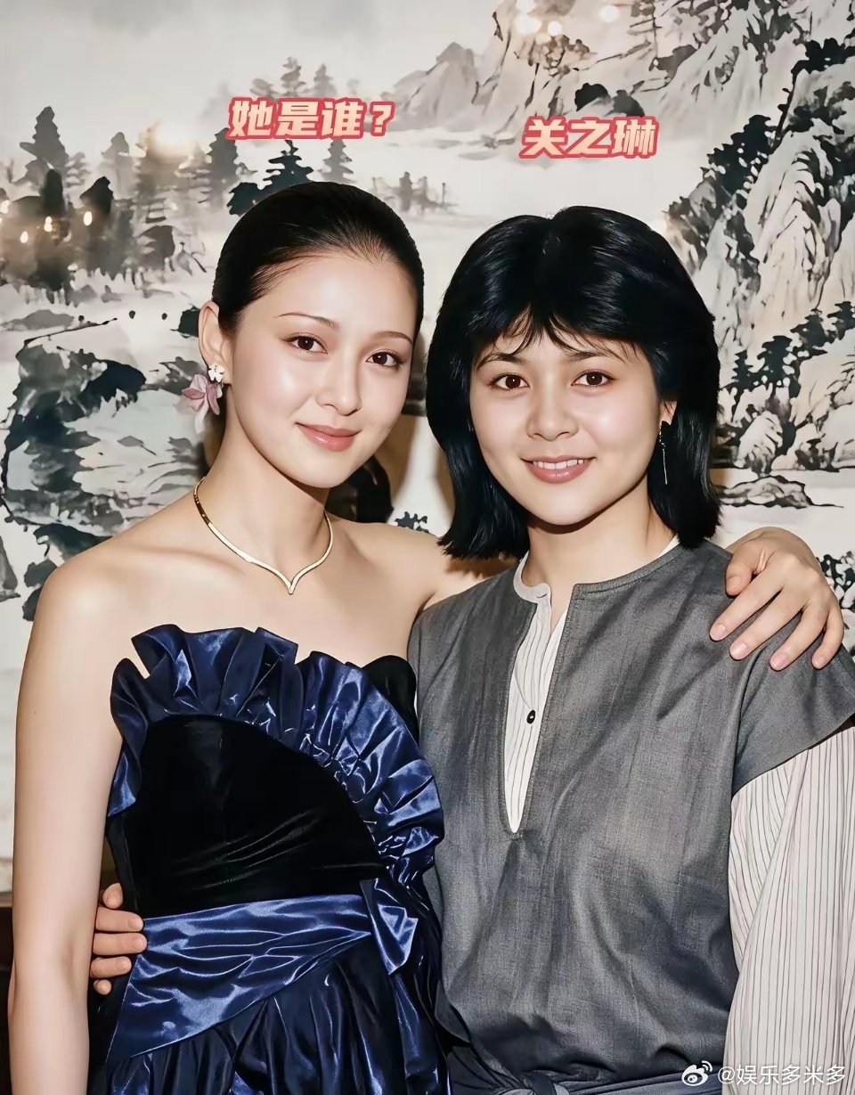 竟然有能在颜值上把关之琳比下去的美女！这是一张年轻时关之琳与一位美女的合影，令人