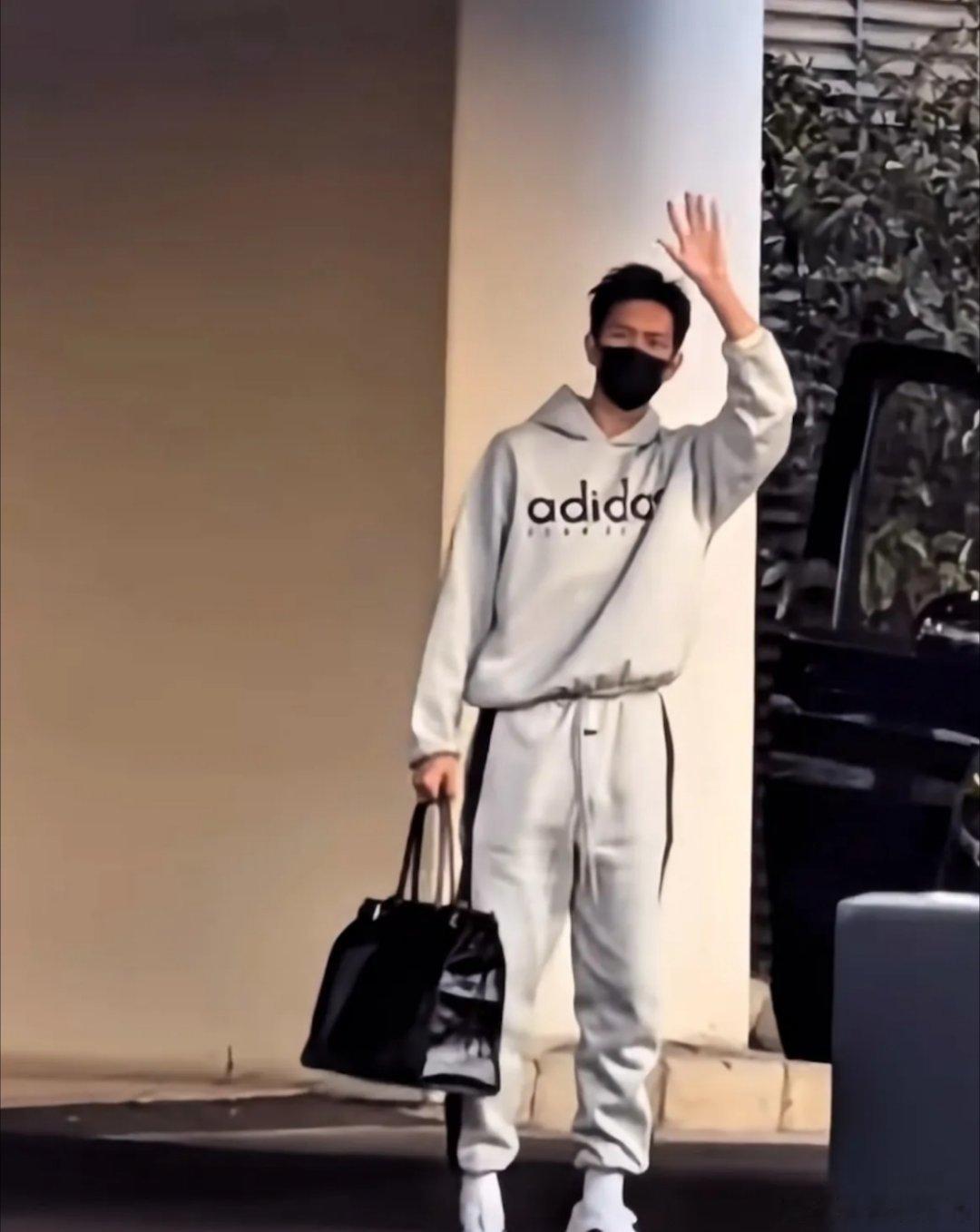 李现身上那种阳光爽朗的气质确实很有感染力，多年来保持着清爽的状态，笑容里的少年感