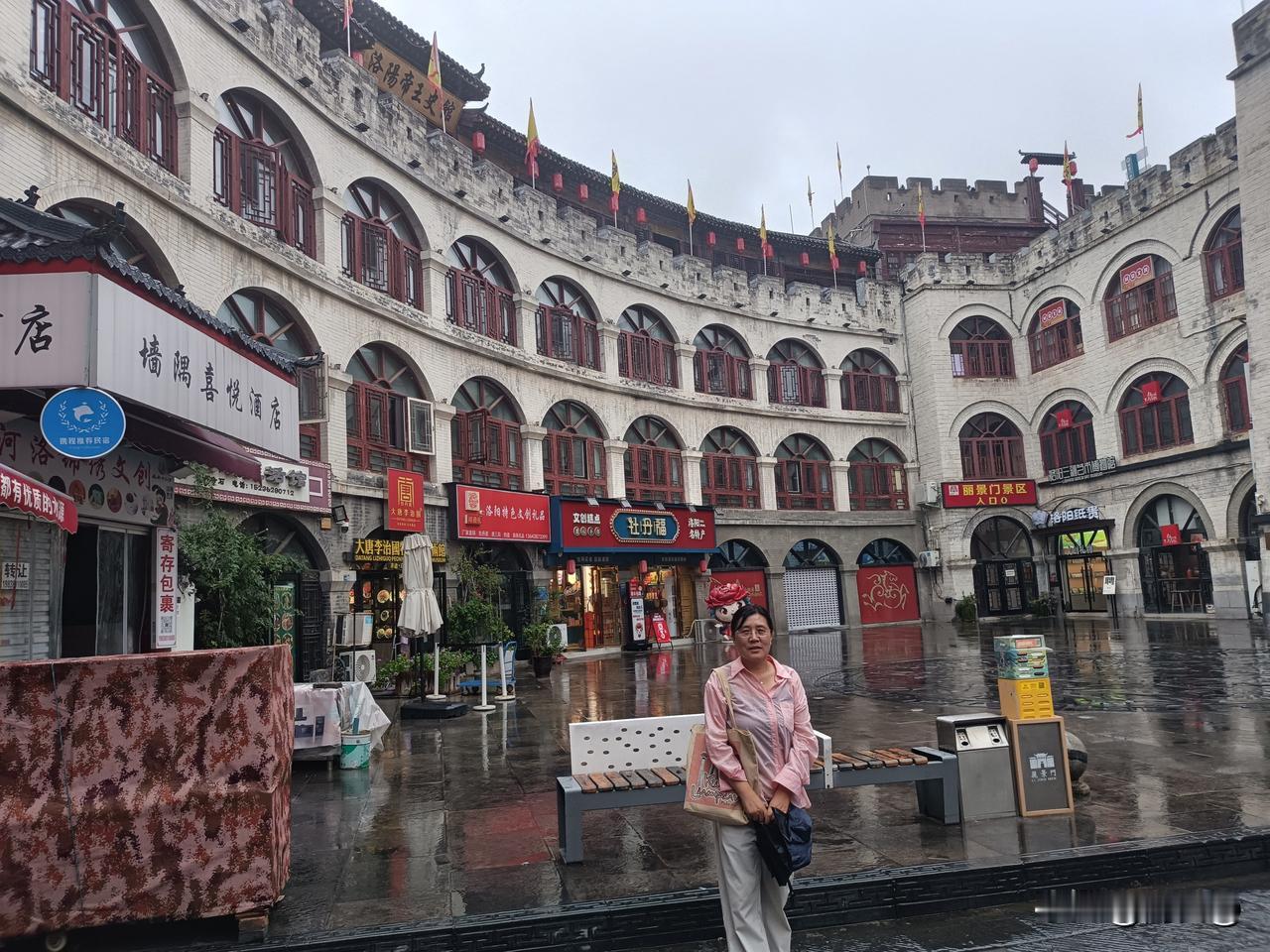 雨中的洛阳丽景门计划的龙门石窟不得不取消了，从昨天来了一直在下雨，气温下降到1