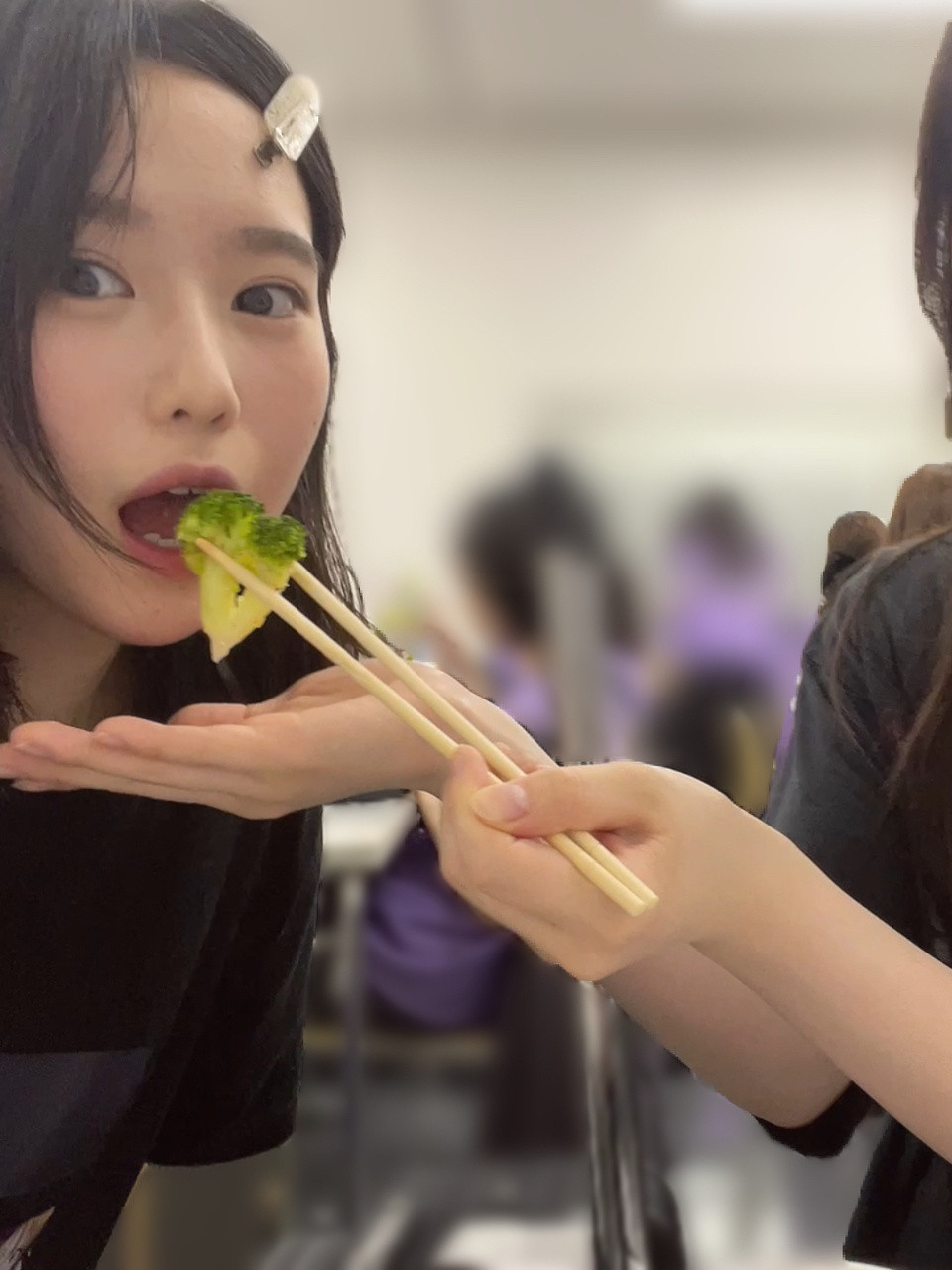 増田三莉音「捕食🥦3コママンガ風。美女に野菜🥦を食べさせてもらって、にやけが