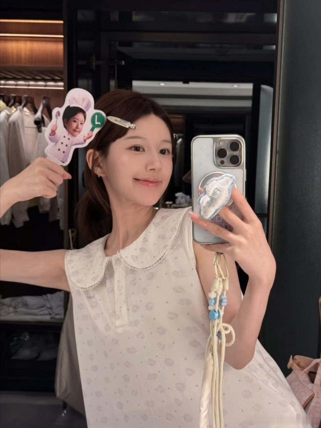 赵露思自拍一直挺自信的，眼里看得到自己美貌的欣赏