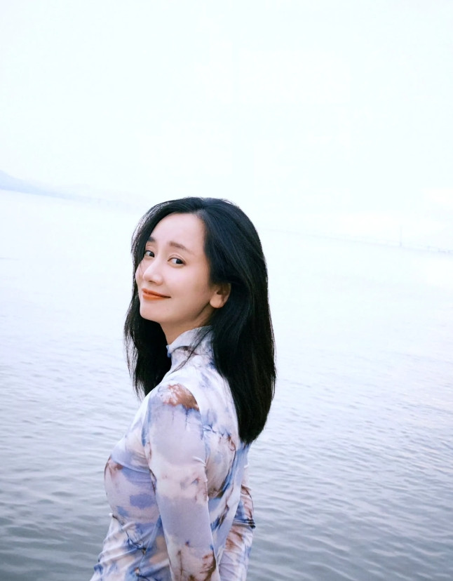 一直都觉得她演技很棒，没想到她的身材更棒，穿着紧身衣，整个人一点赘肉都没有，上镜