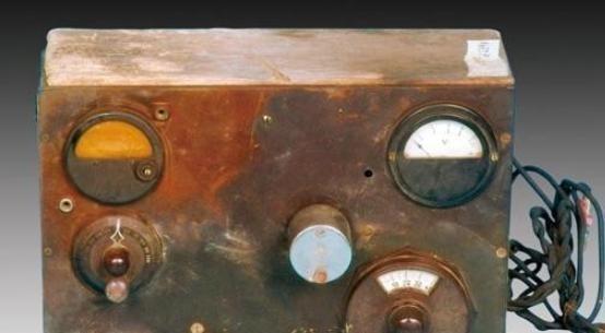 1985年，黑龙江一退休老人上山摘松茸，在石缝里发现了一个标有USA字样的电台，