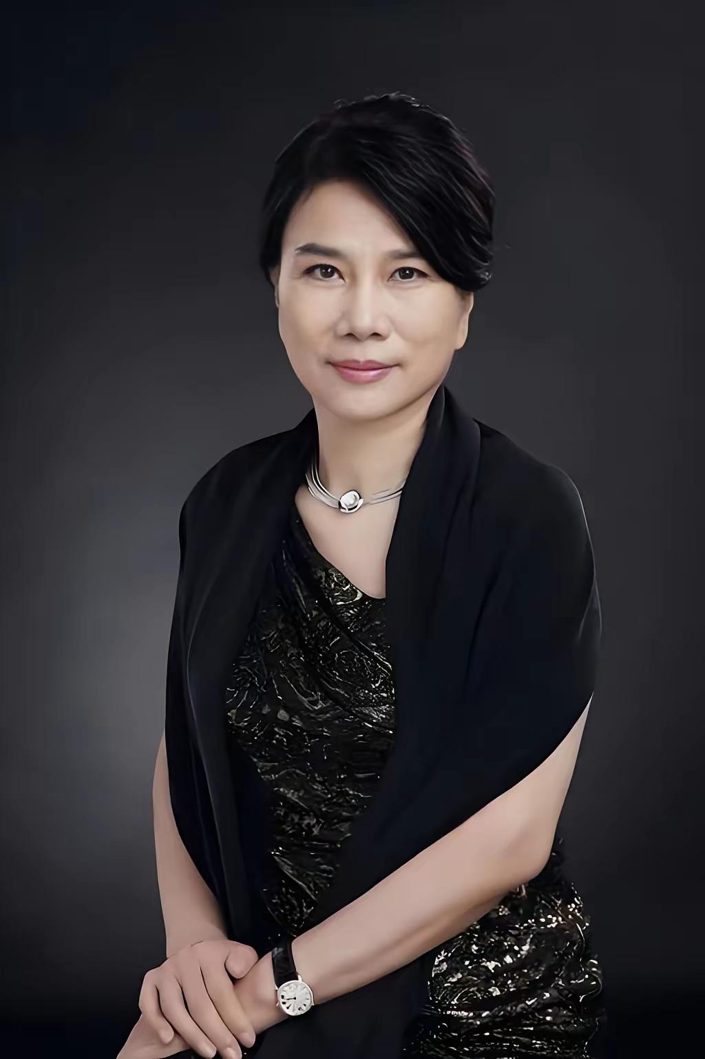 董明珠说：“就得让有钱人多交点税。你看我年薪500万，扣掉45%的税，手里还能剩