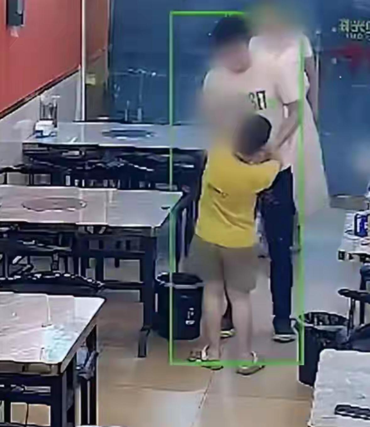 台州烤鱼店来了位老熟客，进门主动凑上去跟老板6岁儿子打闹比划，小孩拿积木玩具回指