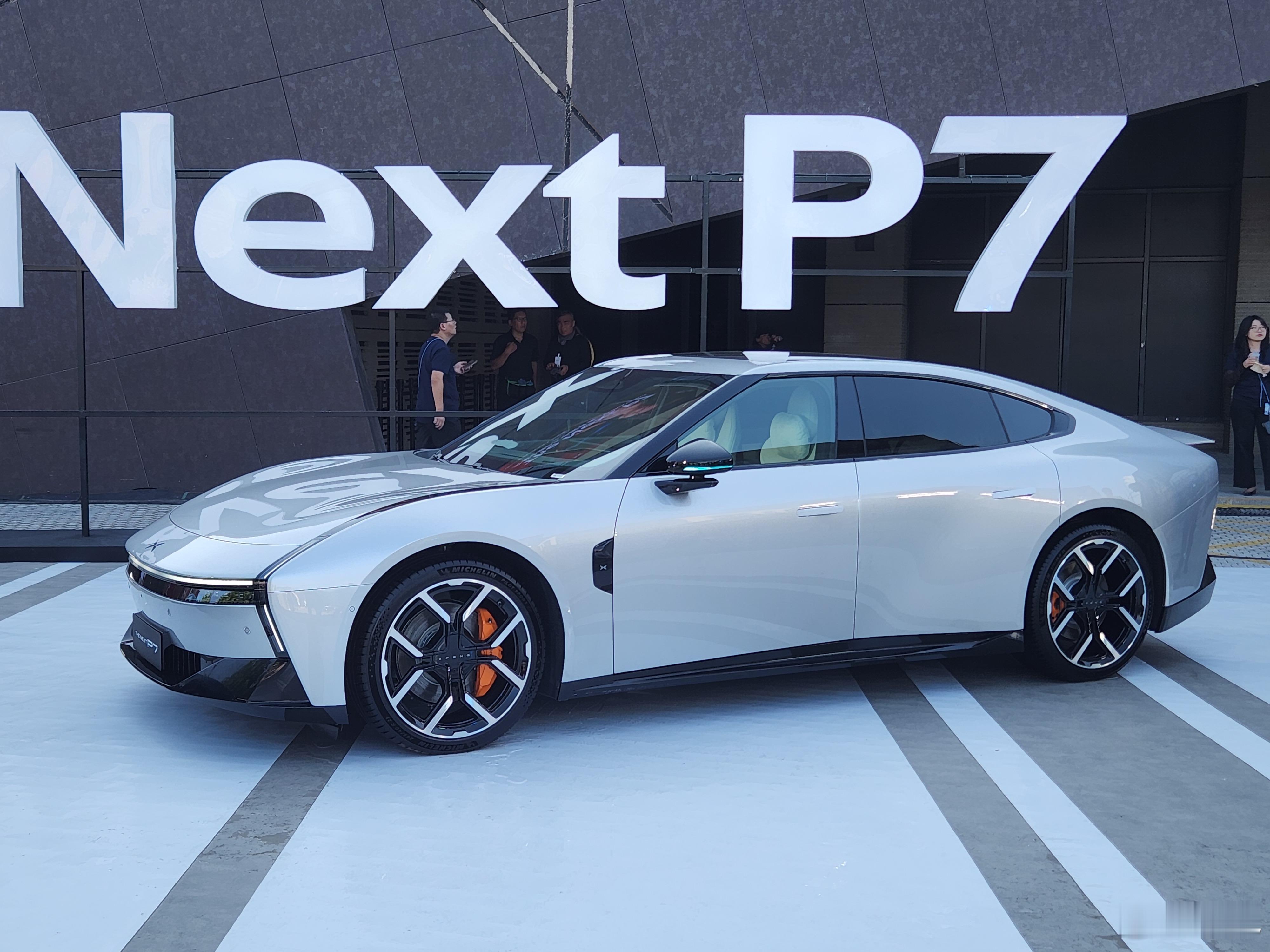800V、5C超充、820km续航、三颗图灵AI芯片2250TOPS算力……小鹏
