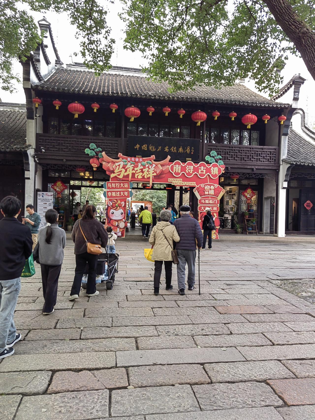 杭州南浔古镇，处在江浙两省交界处，是明清时的蚕丝名镇，超有特色。景区34.27平