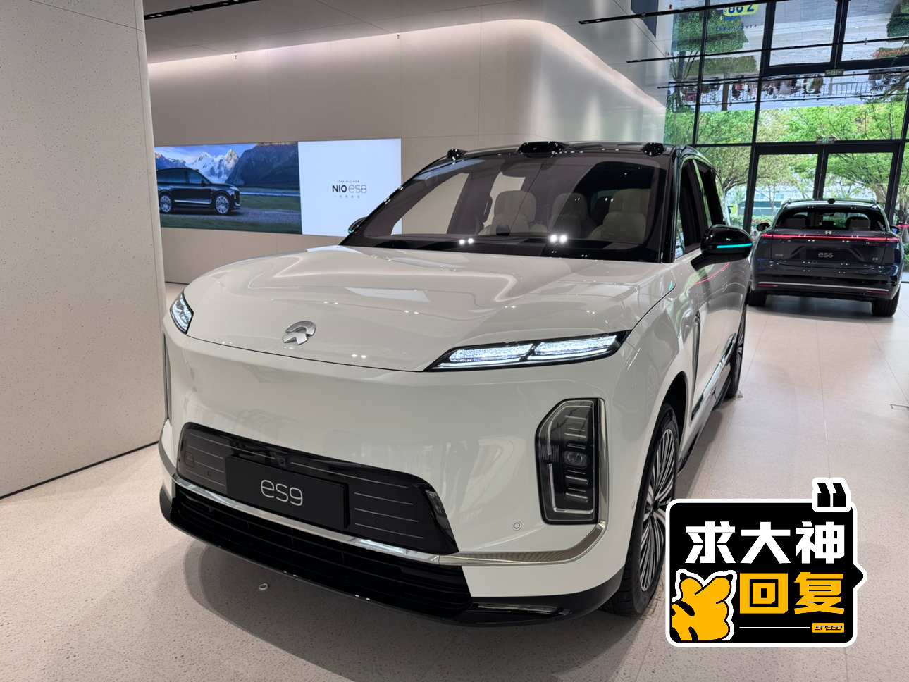 前两天陪着朋友去店里面试驾蔚来ES8，正好在展厅里面看到了ES9这款车，被它的外