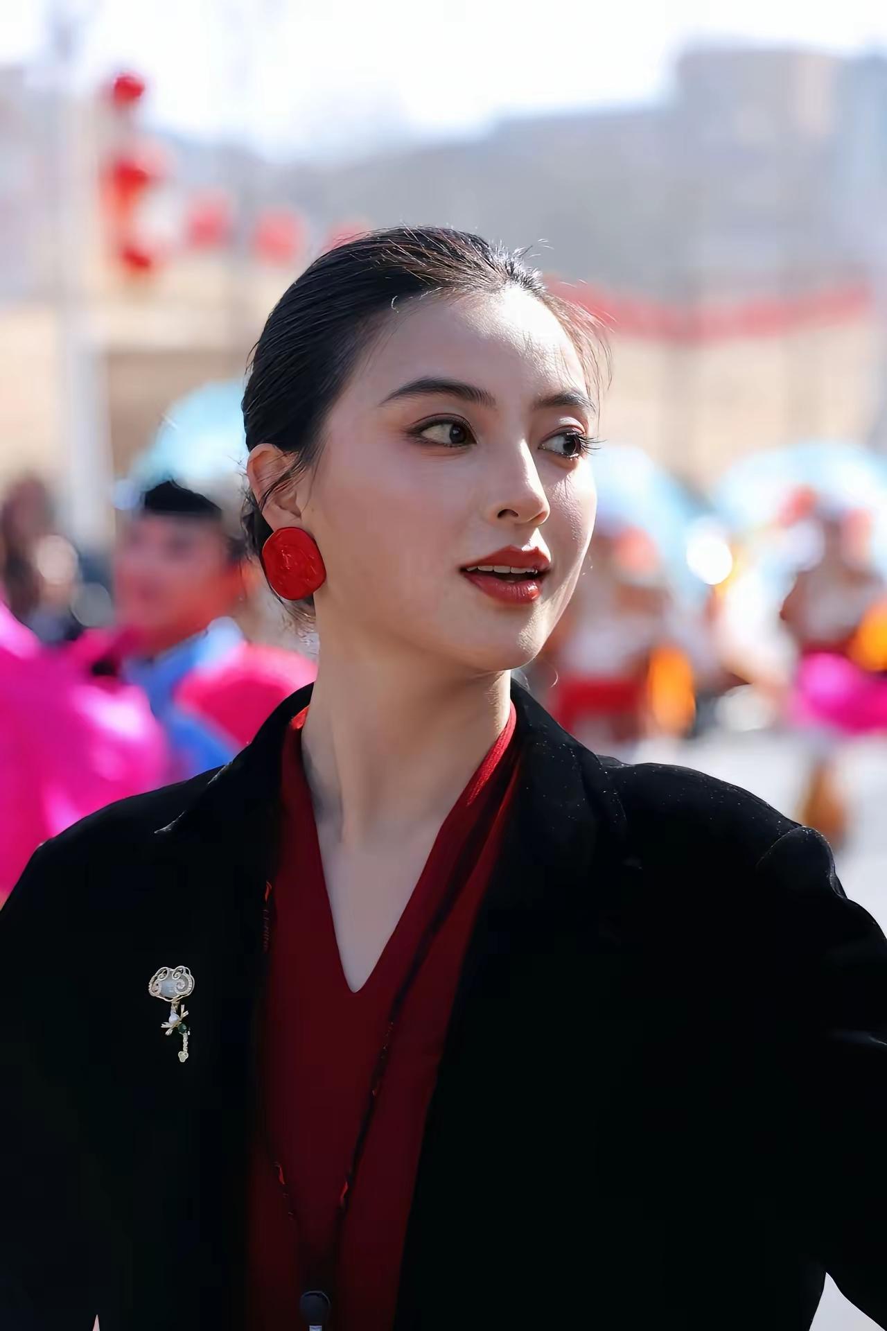 高梦瑶火了，米脂县也火了！今天，陕西米脂县文旅局工作人员、米脂秧歌美女指挥高