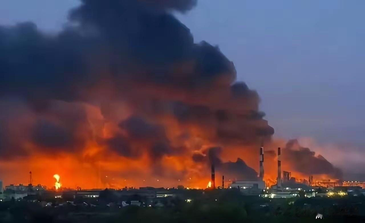 乌克兰打中了莫斯科的命脉，这次袭击很精准。注意看这个巨大的火球，这是1日夜间