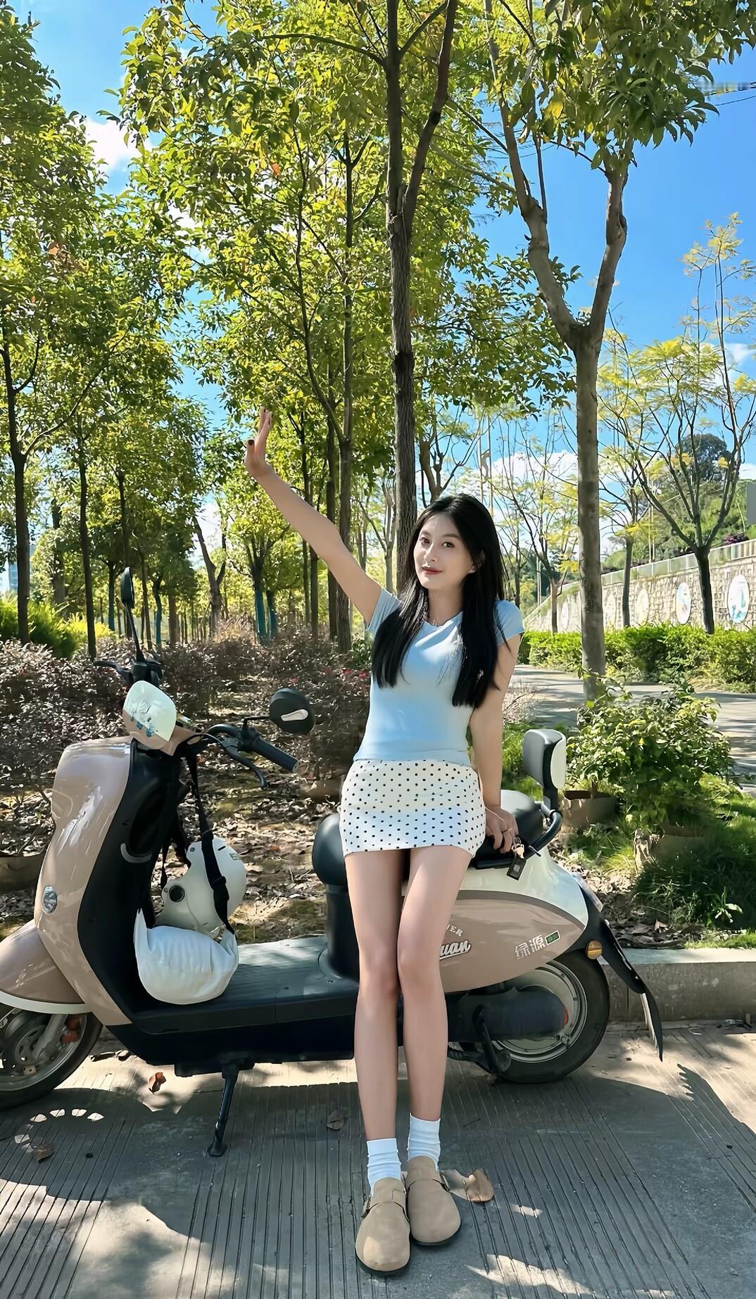 阳光明媚的午后，与闺蜜一起骑上心爱的小摩托，享受自由自在的生活！🌞🏍️👭