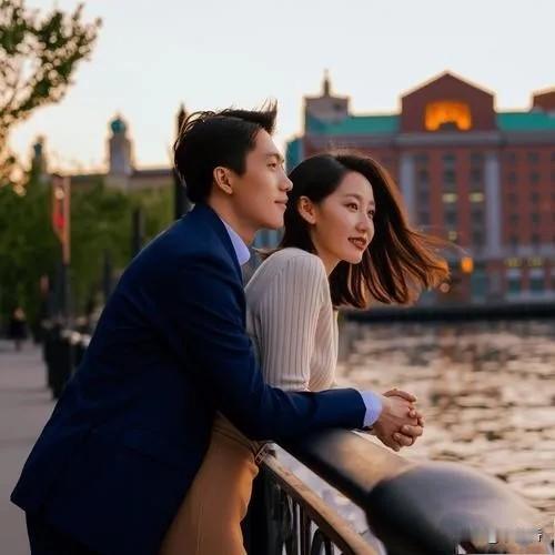 心理学家说:“和女人发生亲密关系时，你从背后抱着她，她会更有一种暧昧感，会更叫