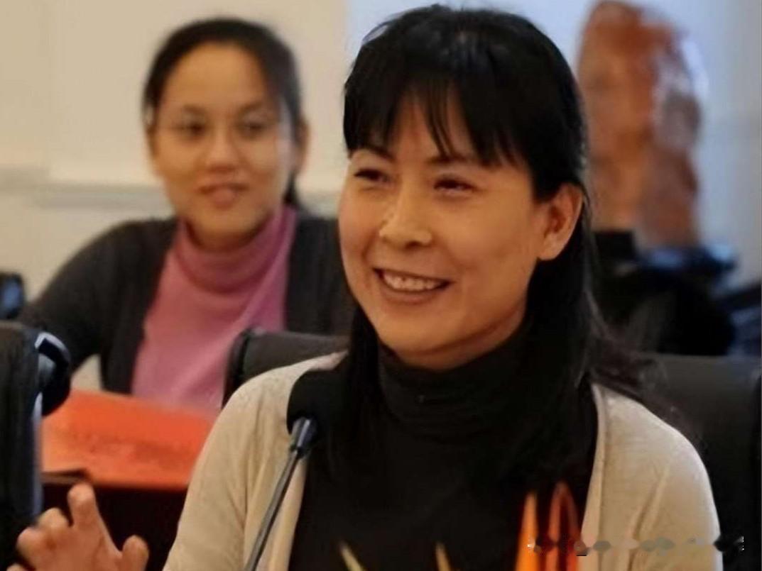 孙凤英是梁天的妻子，也是巴图的二舅妈。她为人忠厚朴实，性格稳重温婉，举止大方得体