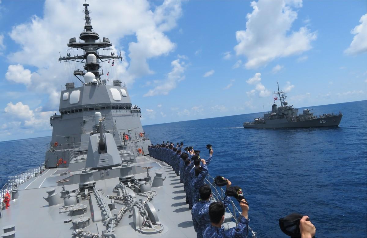 日本军舰入侵中国领海，遭解放军开炮警告？日本网友纷纷破防。日本军舰在入侵中国