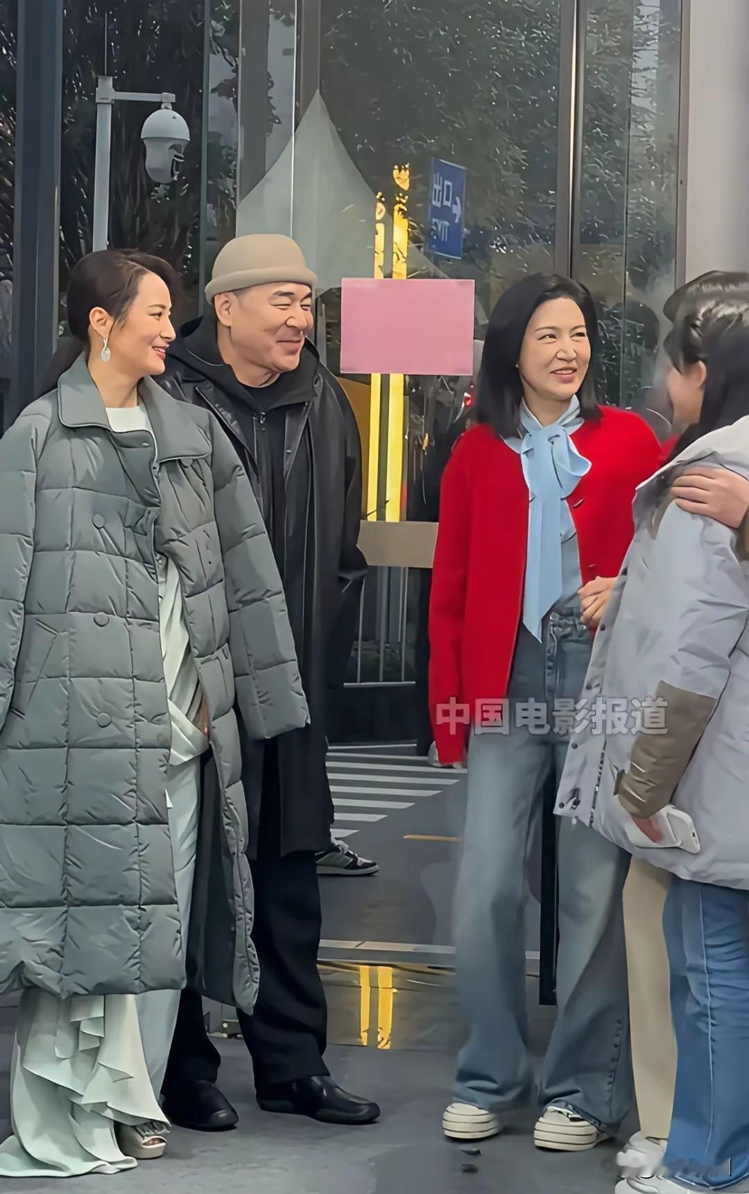 陈建斌与蒋勤勤这对夫妻见到陆毅的两个女儿时那眼神，真是绝了那个满心羡慕，再无