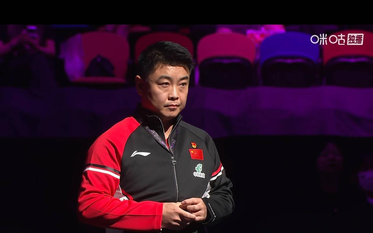 王皓在场边紧张扣着手指，坐不住了。0-3，黄友政被阿鲁纳零封，澳门冠军赛一轮游