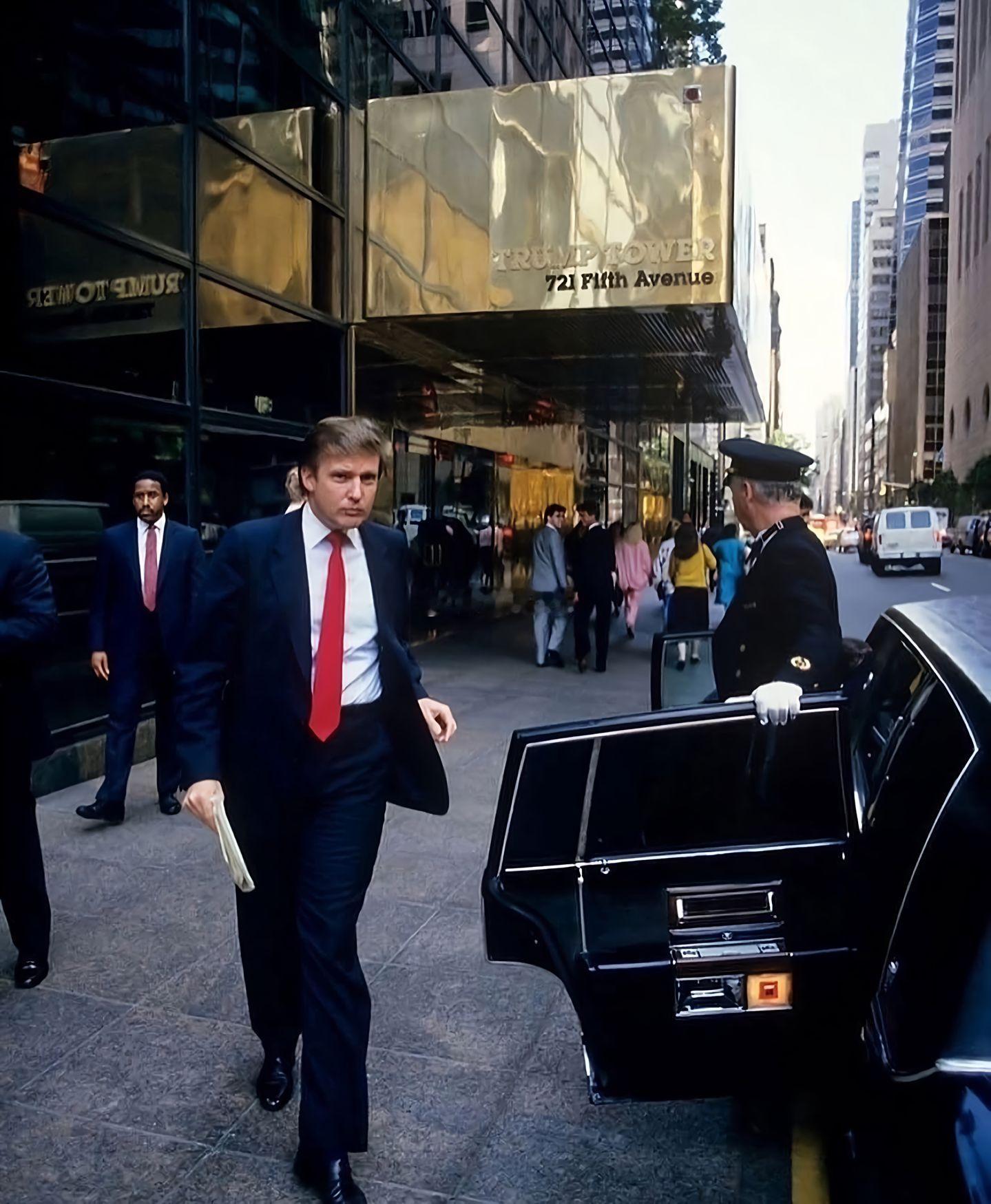 年轻的时候有颜，中年有钱，晚年有权。​​​