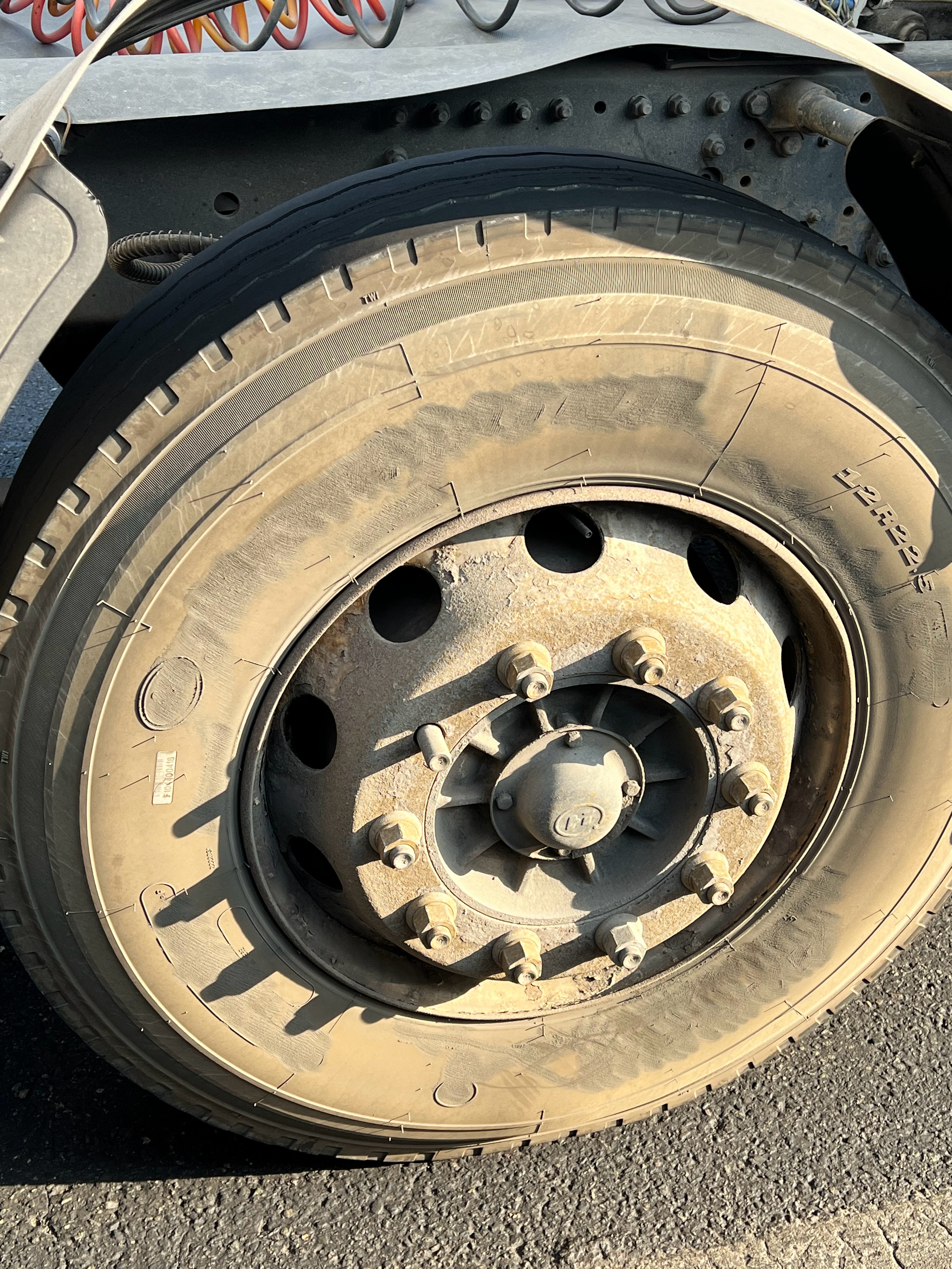 这就是磨标胎。据说是工艺不达标，或者产品有瑕疵，就把品牌都磨掉了，然后便宜处理到