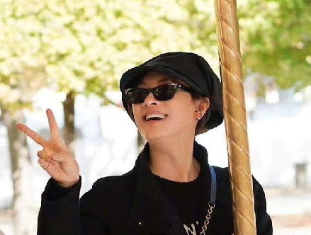 许久没有消息的孙俪，原因是八卦媒体曝光了一段视频，孙俪带儿女等等、小花逛商场，瞬