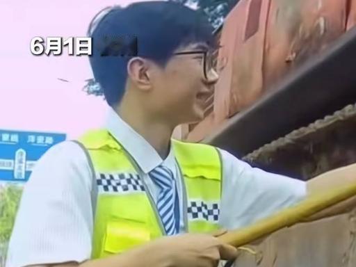 浙江杭州杭千高速新安江收费站，一辆运载挖机的大件货车过磅显示超重0.8吨，按