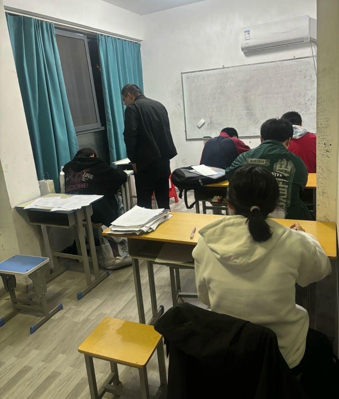 豆包的出现，彻底改变了老师有偿补课，豆包可以把学生的所有难题，问题都一一解答，还