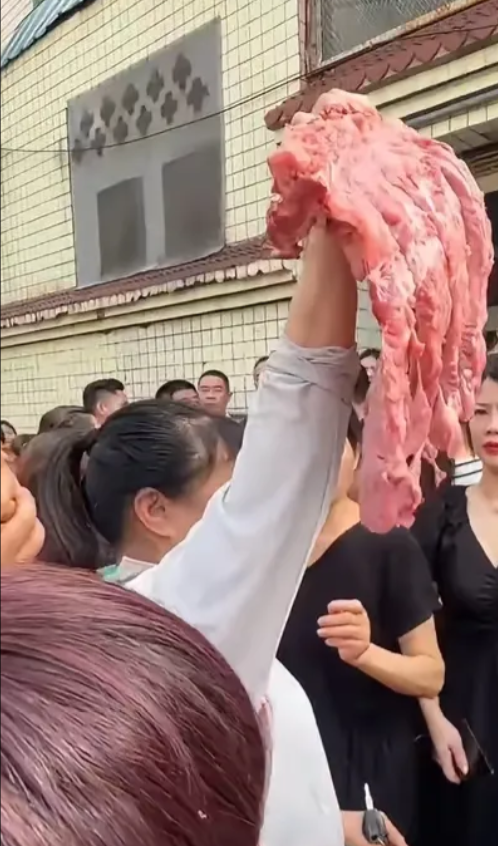 学校领导估计心悬半空。他怎么也没想到，早晨食堂运送食材时被送孩子的家长当
