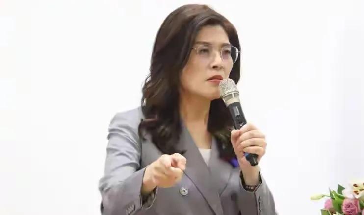 李四川民调落后苏巧慧5.6%之后，在28日晚与侯友宜同台时，不仅提前抵达会场，在