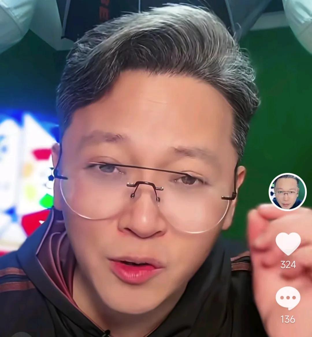 解说员周亮爆了一个料。他在解说比赛时透露，其实上海海港的主力球员杨希，上海申花