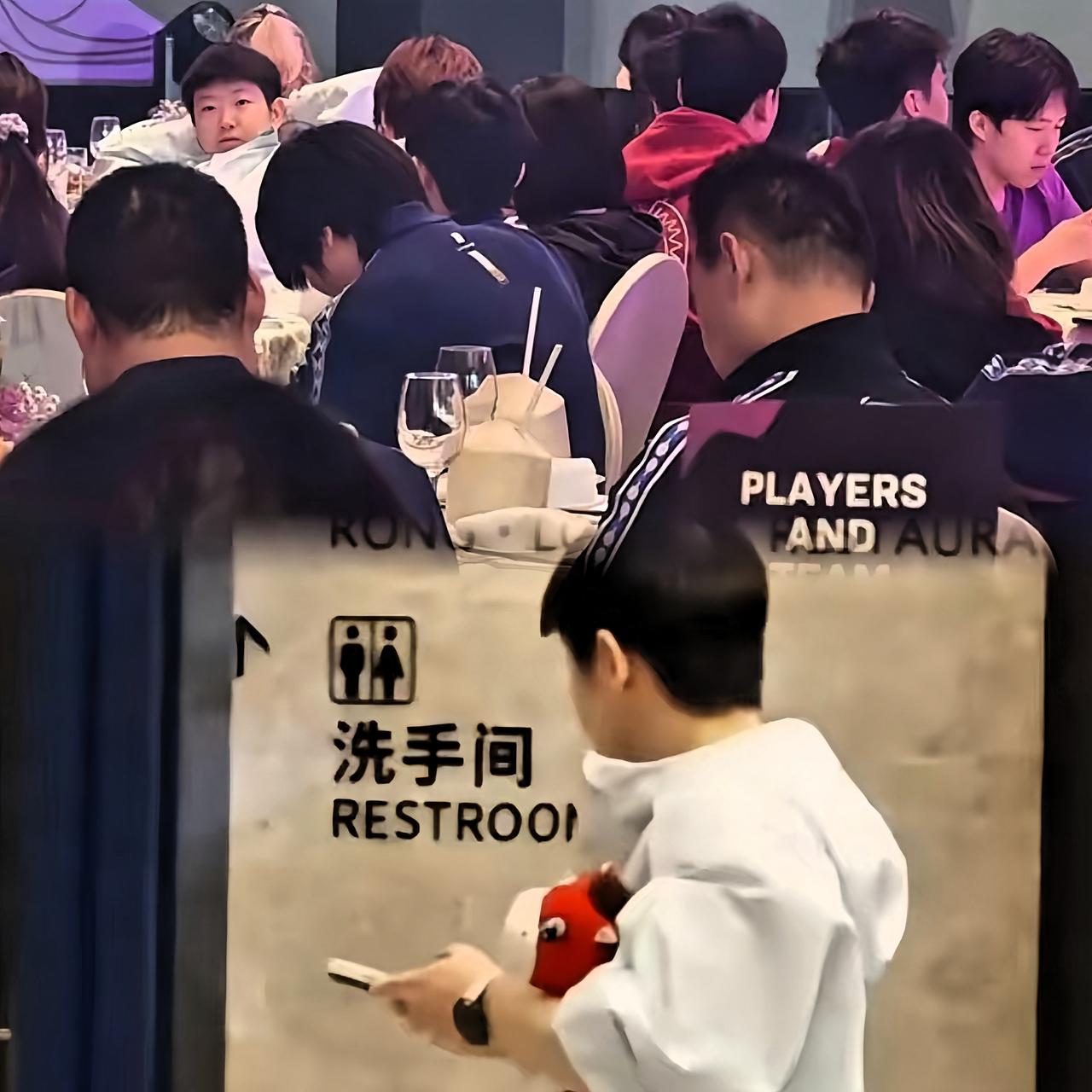 莎莎这小孩儿模式又启动了！重庆冠军赛晚宴上，场面可热闹了，有人低头刷手机