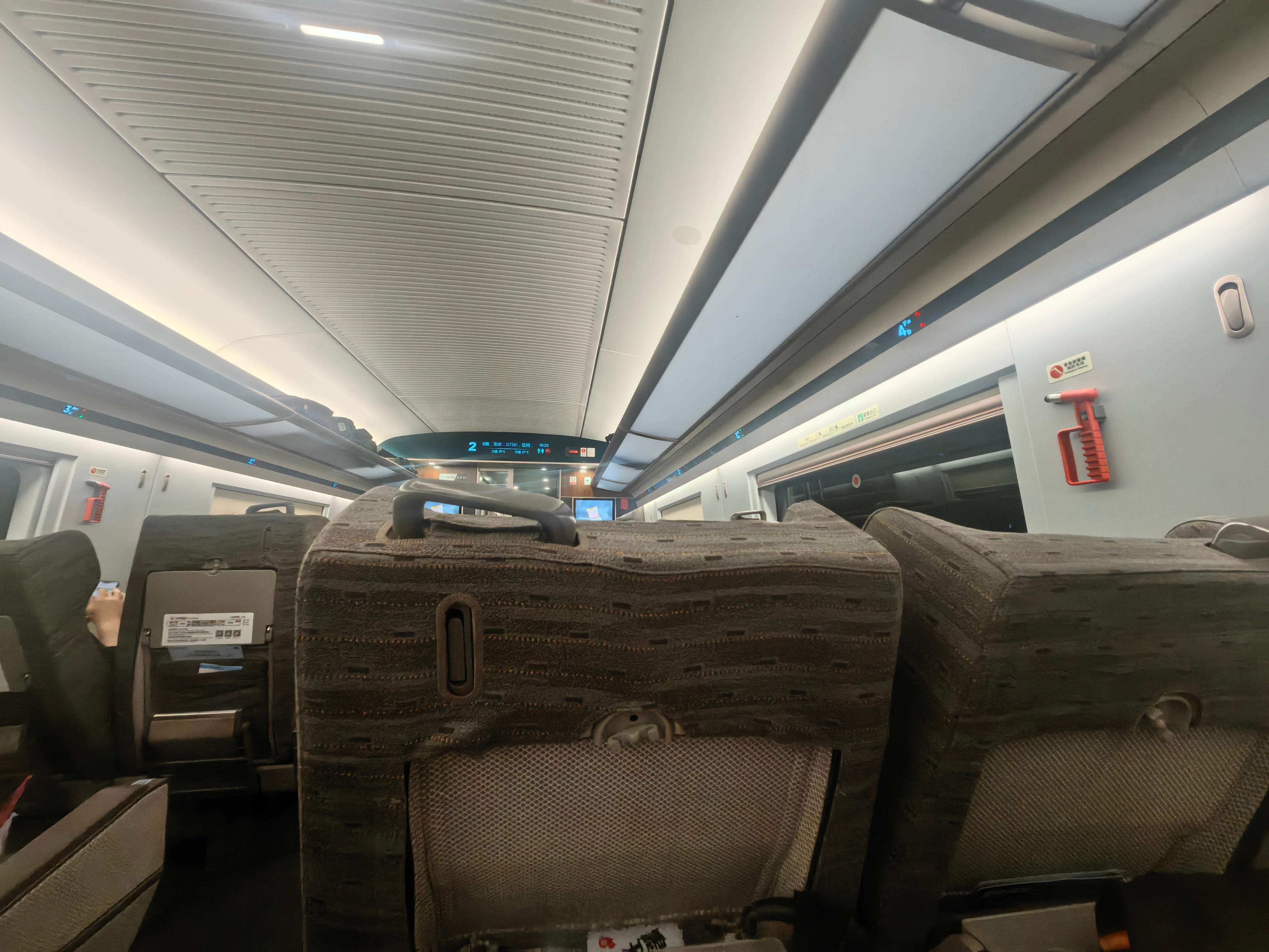 坐上🚄，和靛茵去宁波吃个夜宵，就是那种海鲜大排档……