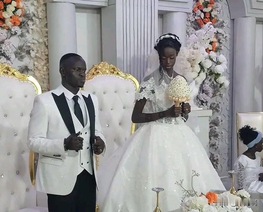 一名南苏丹男子支付了77,000美元的现金嫁妆、297头牛和土地，迎娶了一