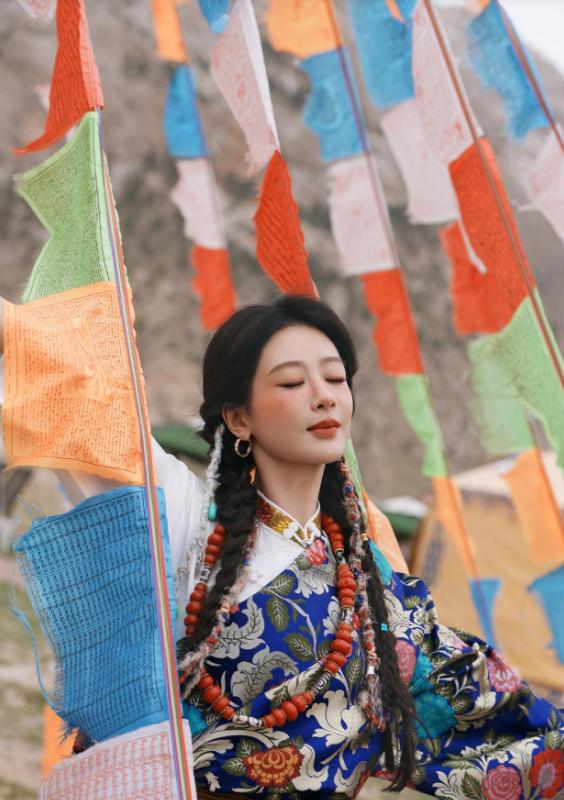 1.杨紫目前备受主流市场的认可与青睐，在由偶像剧出道的青年演员群体中，她无疑是获