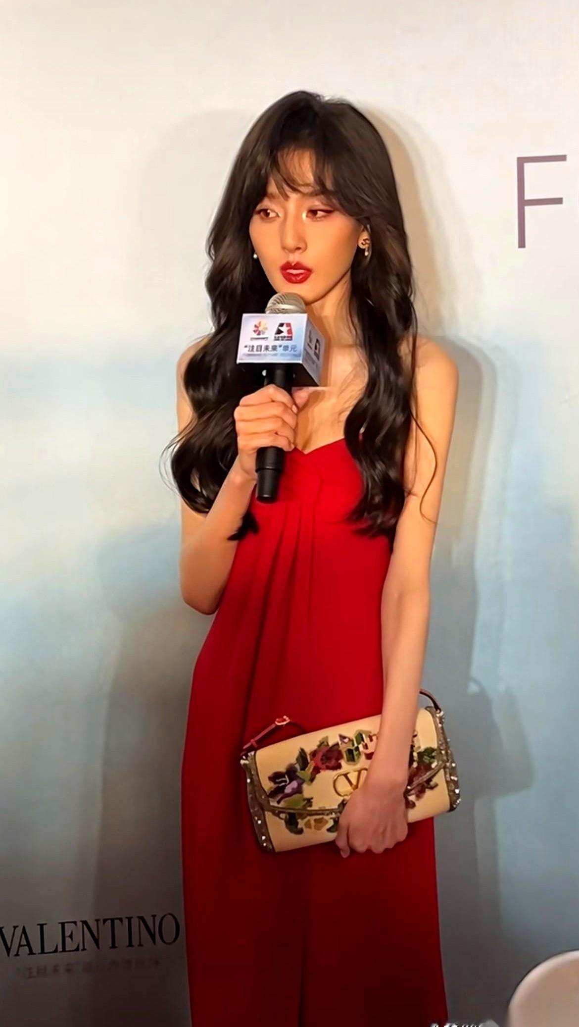 刚刷到她最新的红毯图，我下意识把手机拿远了一点。那头发是怎么回事？像一团炸开的