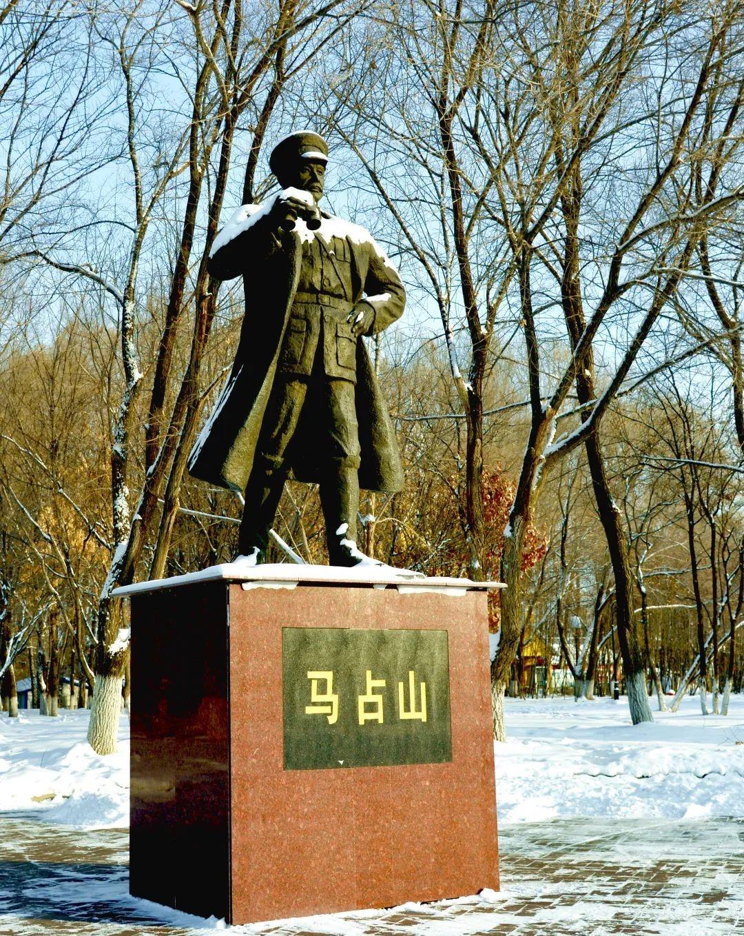 1932年，马占山宣布投靠日本人，成为国人谩骂的对象。然而，在受降仪式上，马占山