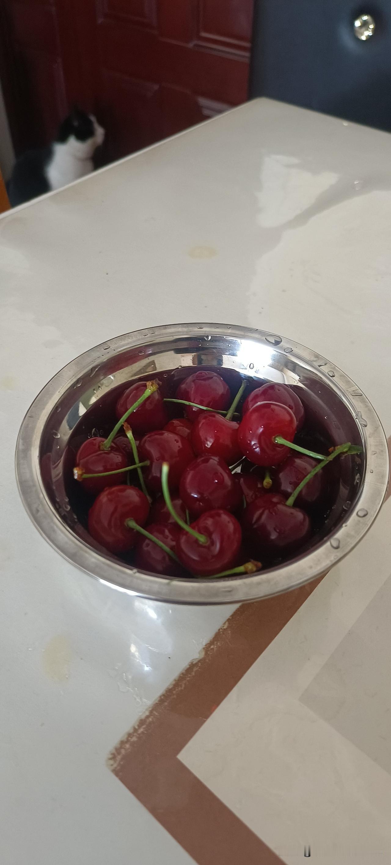 今年的水果真便宜呀，我们这里刚下来的大樱桃，红彤彤的，酸甜可口，可好吃了。这是