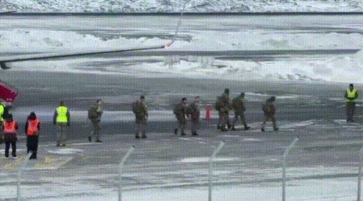 万万没想到，早上才说德国军事人员乘飞机抵达格林兰岛。没有多久，又有消息说，德国军