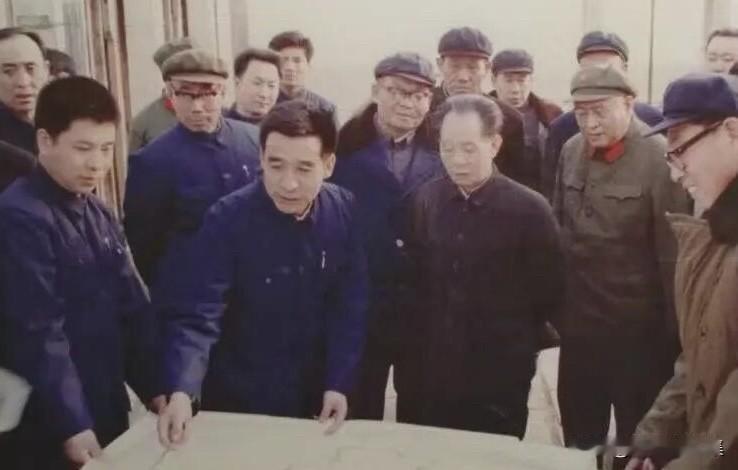 1984年2月8日至11日，​胡耀邦同志视察胜利油田的老照片。他详细询问了油田的