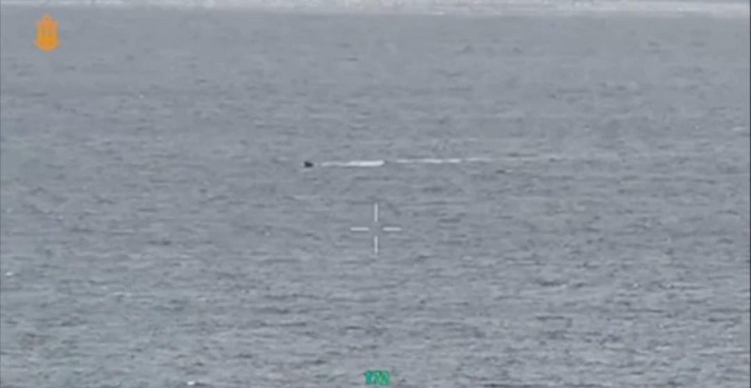 乌克兰海军4月23日通报，一艘试图接近敖德萨港的俄罗斯无人艇被成功摧毁。由于当时