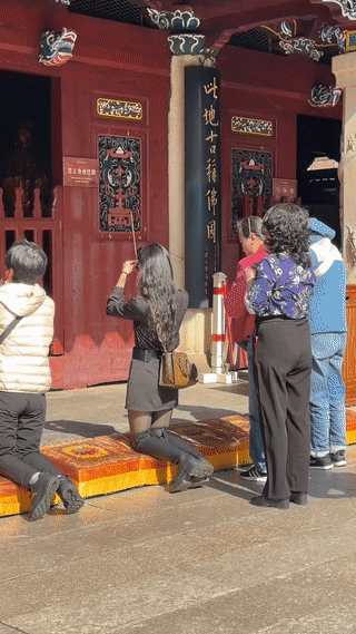 福建一个寺庙里看到一位漂亮的小姐姐正在焚香拜佛。也不知道这位小姐姐许的是什么愿