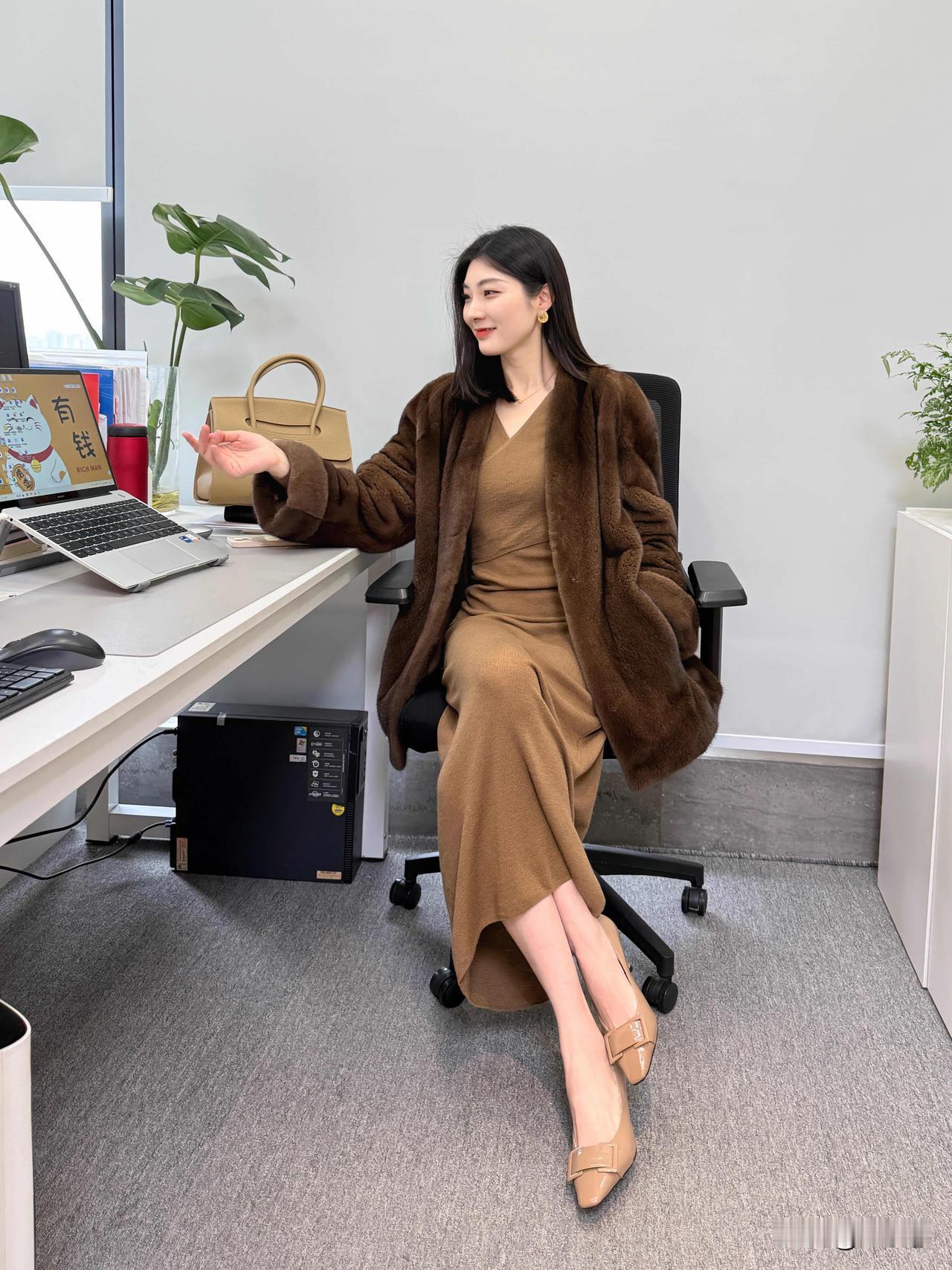 领导的穿搭｜冬天穿貂皮大衣的氛围感穿搭～|||今天居然才周二！